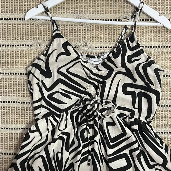 Sincerely Jules Monochrome Swirl Midi Dress - Picture 5 of 9
